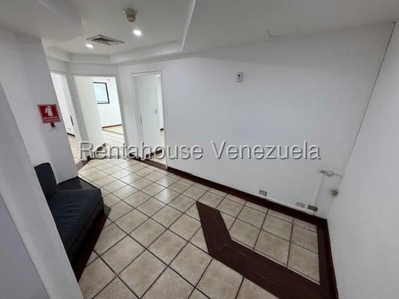 Comercial (Oficina) en Alquiler en Los Palos Grandes, Distrito Metropolitano - 7