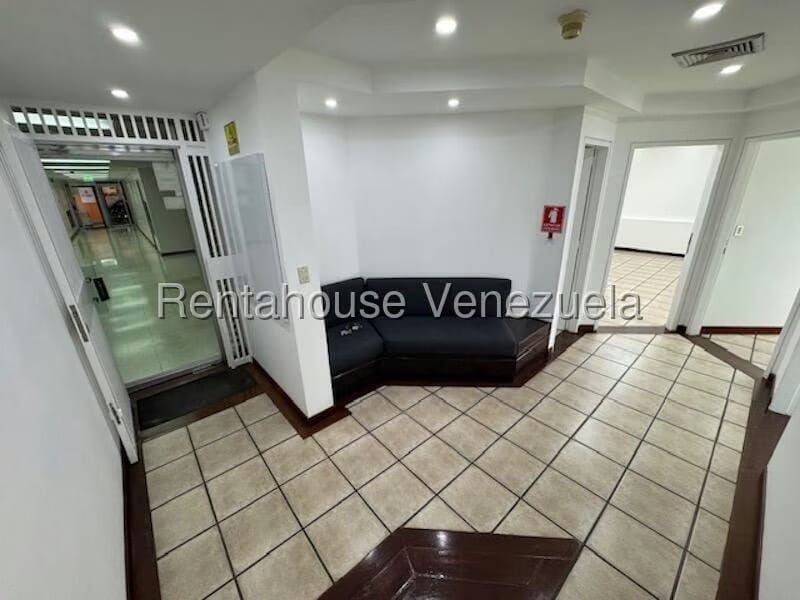 Comercial (Oficina) en Alquiler en Los Palos Grandes, Distrito Metropolitano - 8