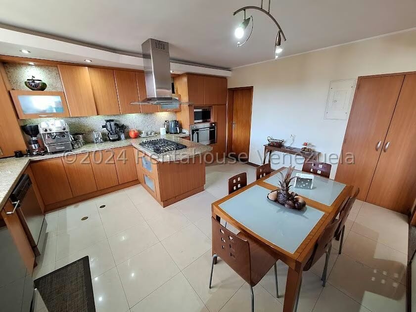 Casa (Multipes Niveles) en Venta en Cumbres de Curumo, Distrito Metropolitano - 16