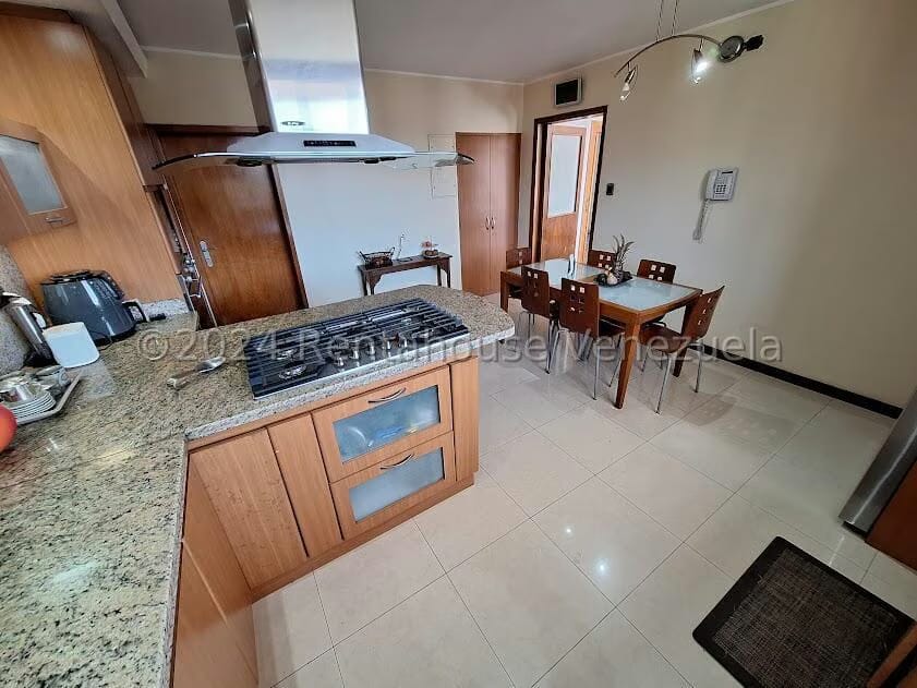 Casa (Multipes Niveles) en Venta en Cumbres de Curumo, Distrito Metropolitano - 17