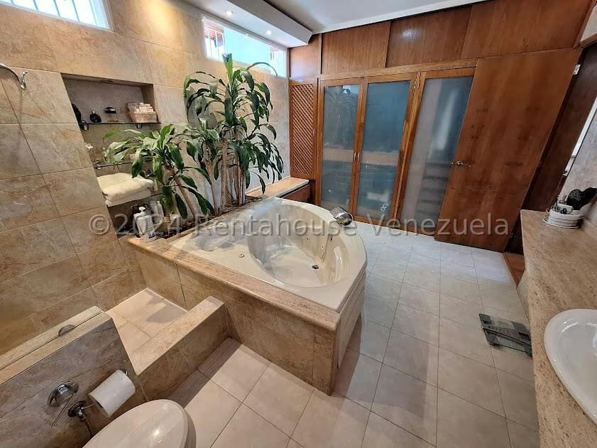Casa (Multipes Niveles) en Venta en Cumbres de Curumo, Distrito Metropolitano - 23
