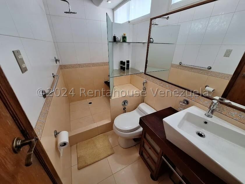 Casa (Multipes Niveles) en Venta en Cumbres de Curumo, Distrito Metropolitano - 31