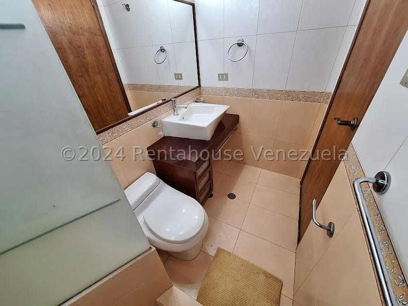 Casa (Multipes Niveles) en Venta en Cumbres de Curumo, Distrito Metropolitano - 32