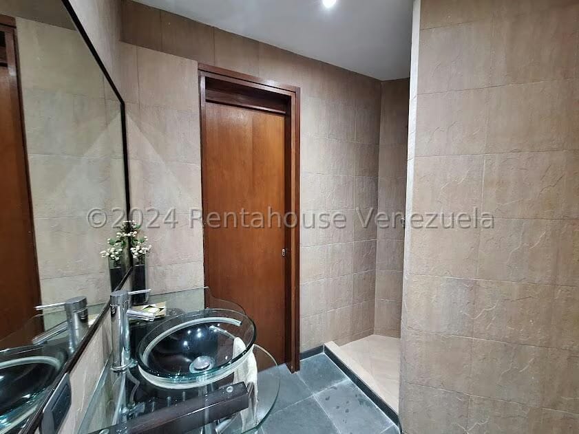 Casa (Multipes Niveles) en Venta en Cumbres de Curumo, Distrito Metropolitano - 41