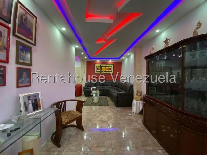 Casa (Multipes Niveles) en Venta en Santa Monica, Distrito Metropolitano - 2