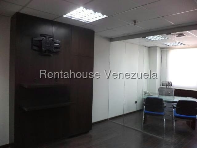 Comercial (Oficina) en Alquiler en Los Dos Caminos, Distrito Metropolitano - 3