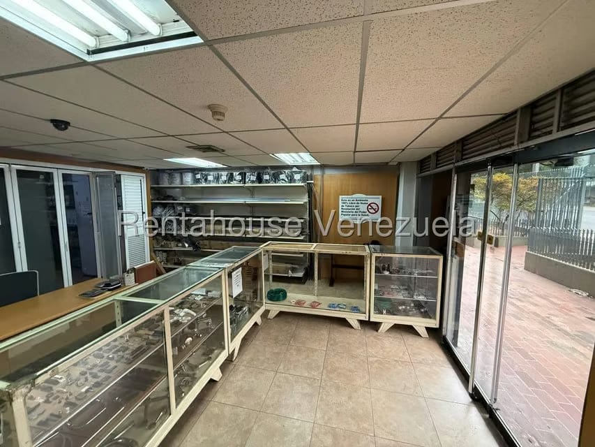 Comercial (Local Comercial) en Venta en Santa Eduvigis, Distrito Metropolitano - 8