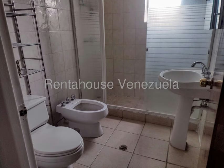 Apartamento (1 Nivel) en Alquiler en Prados del Este, Distrito Metropolitano - 17