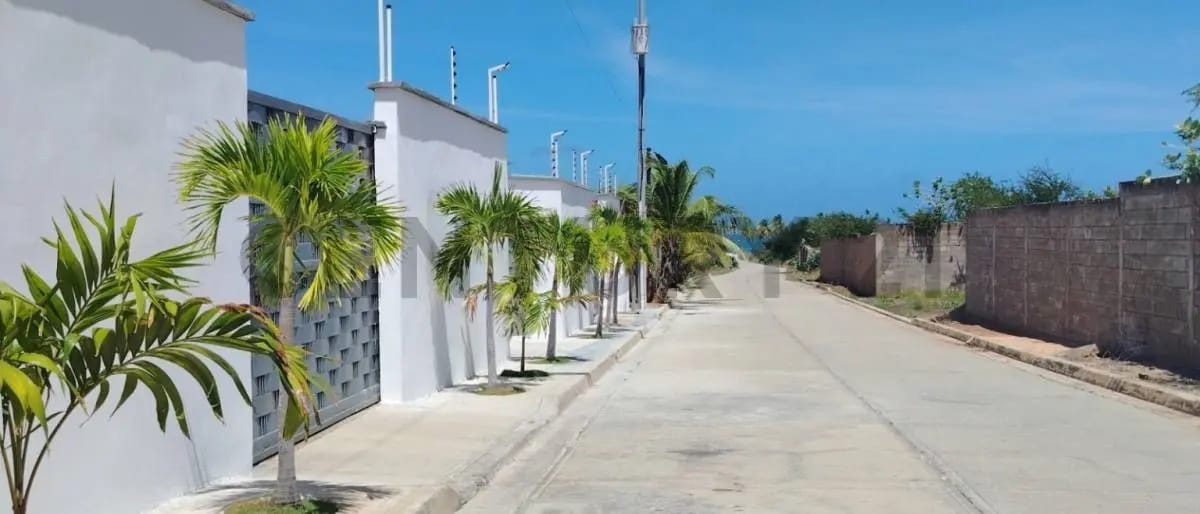 CASA EN PLAYA EL AGUA CON POTENCIAL TURISTICO Y COMERCIAL - 2