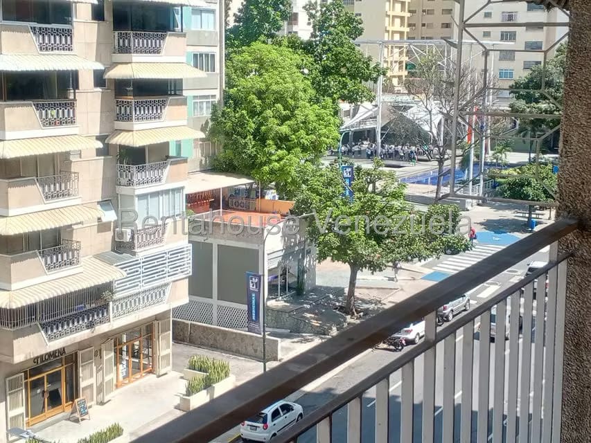Apartamento (1 Nivel) en Alquiler en Los Palos Grandes, Distrito Metropolitano - 12