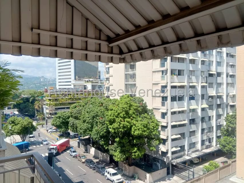 Apartamento (1 Nivel) en Alquiler en Los Palos Grandes, Distrito Metropolitano - 13