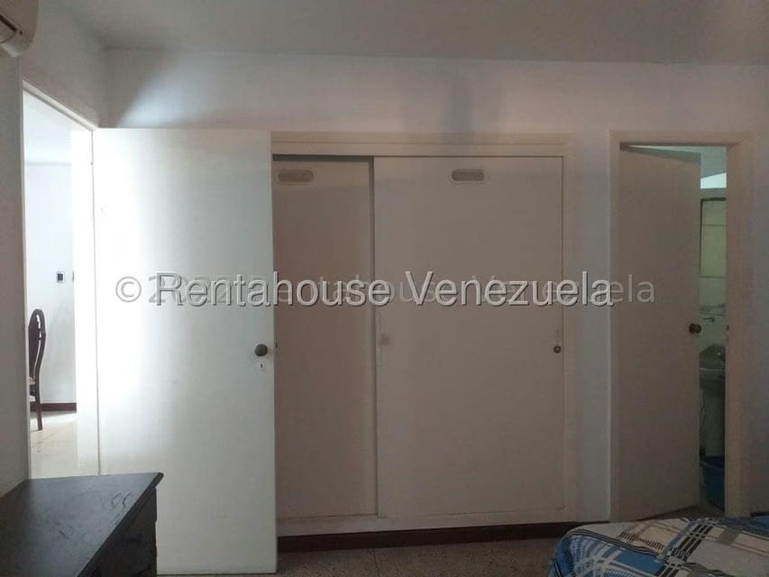 Apartamento (1 Nivel) en Alquiler en Los Palos Grandes, Distrito Metropolitano - 10