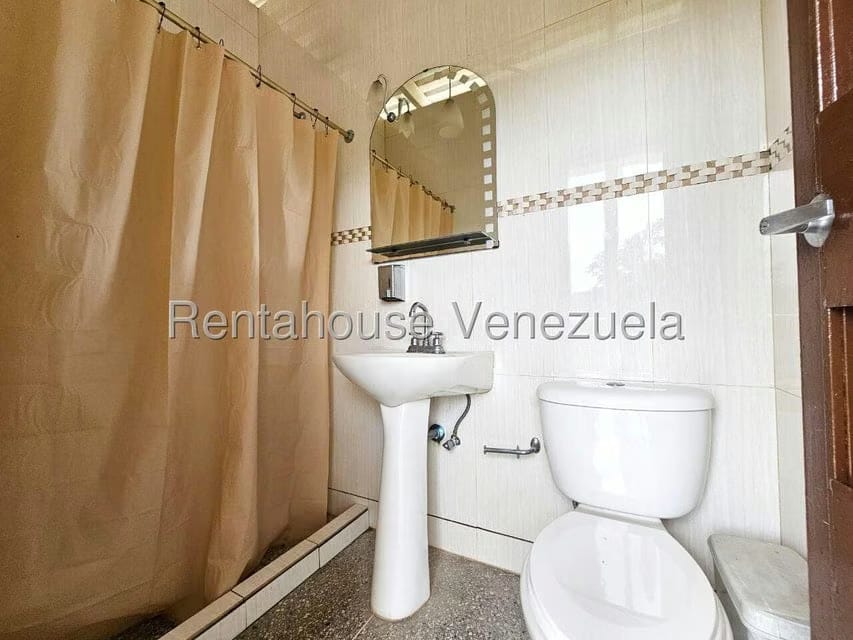 Casa (Duplex) en Venta en La Lagunita Country Club, Distrito Metropolitano - 76