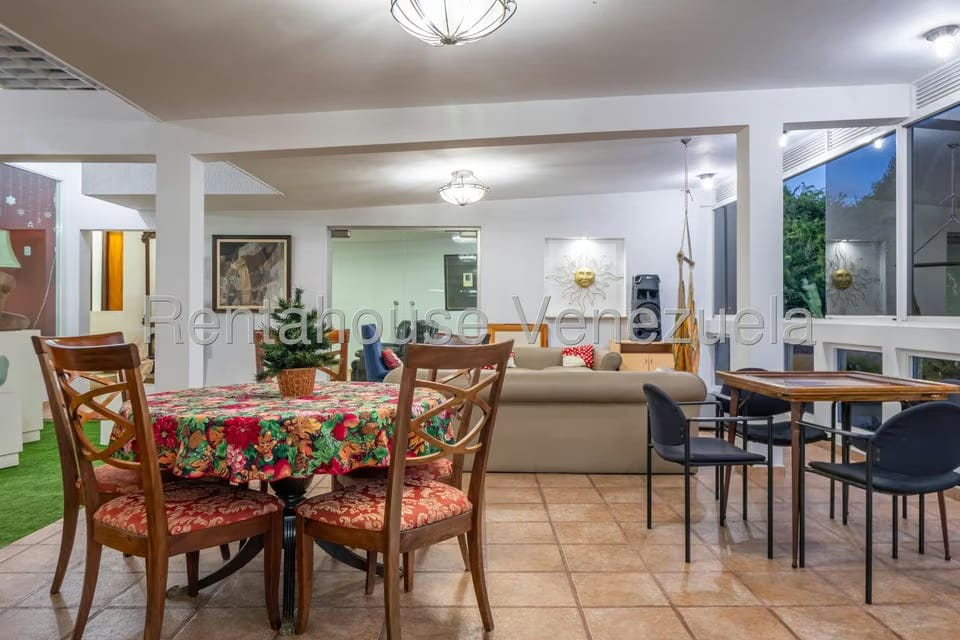 Casa (Multipes Niveles) en Venta en Prados del Este, Distrito Metropolitano - 2