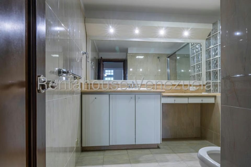 Casa (Multipes Niveles) en Venta en Prados del Este, Distrito Metropolitano - 15