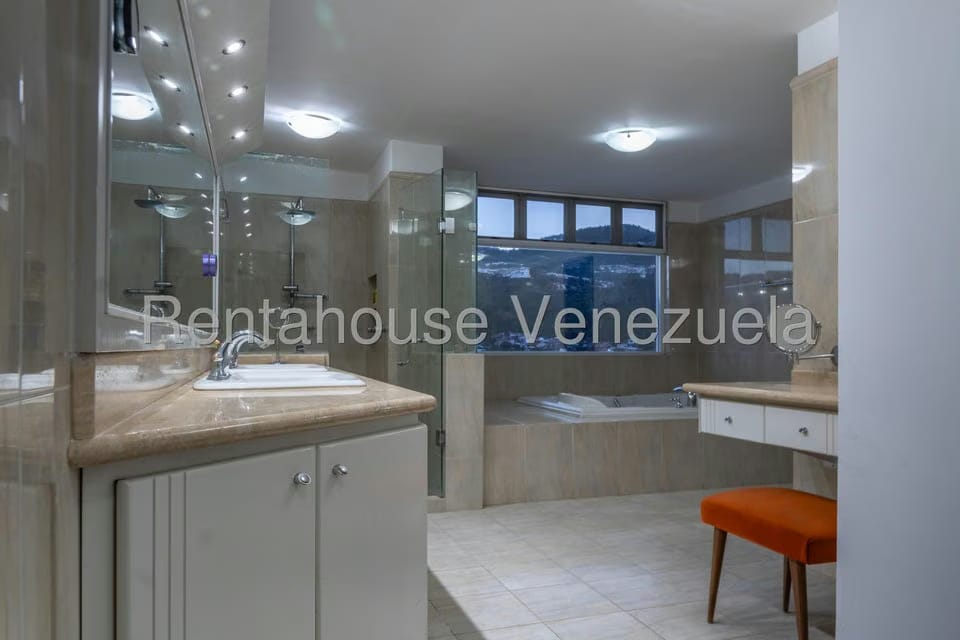 Casa (Multipes Niveles) en Venta en Prados del Este, Distrito Metropolitano - 23