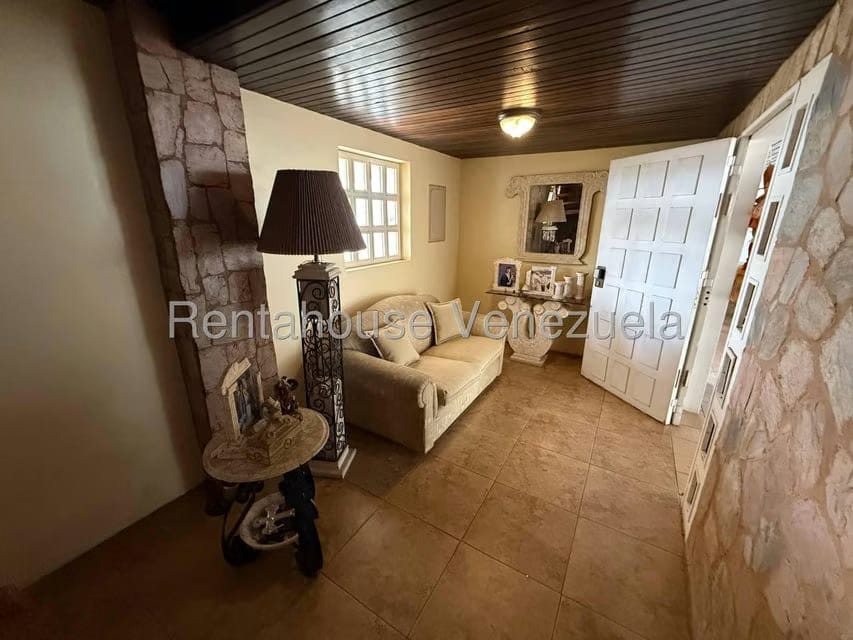 Casa (Multipes Niveles) en Venta en Colinas de Santa Monica, Distrito Metropolitano - 2