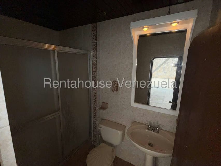 Casa (Multipes Niveles) en Venta en Colinas de Santa Monica, Distrito Metropolitano - 32