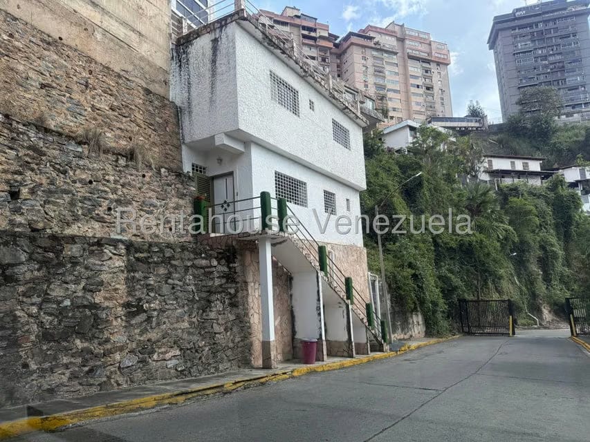 Casa (Multipes Niveles) en Venta en Colinas de Santa Monica, Distrito Metropolitano - 66
