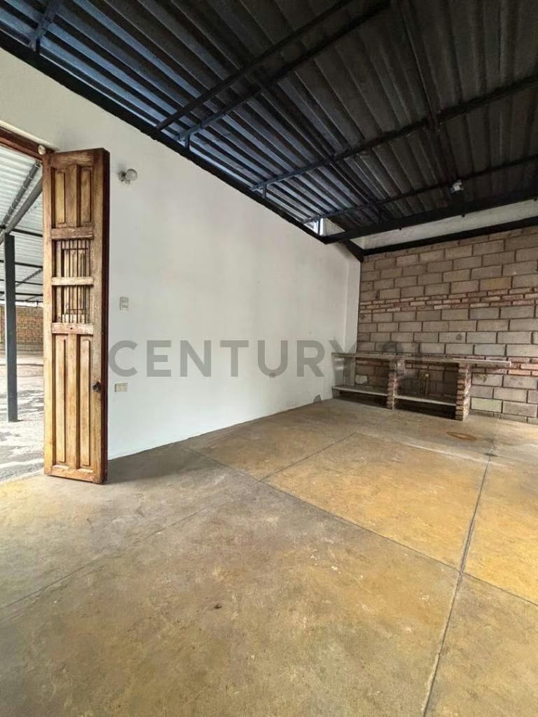 En Alquiler Local comecial con amplio Galpón en Cordero - 2