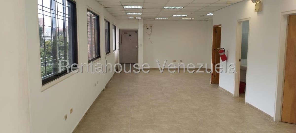 Comercial (Oficina) en Alquiler en Los Dos Caminos, Distrito Metropolitano - 2