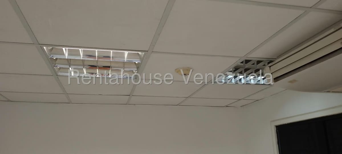 Comercial (Oficina) en Alquiler en Los Dos Caminos, Distrito Metropolitano - 13