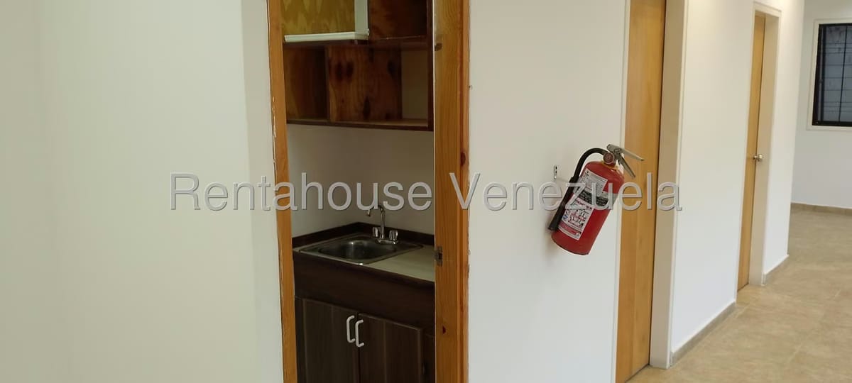 Comercial (Oficina) en Alquiler en Los Dos Caminos, Distrito Metropolitano - 9