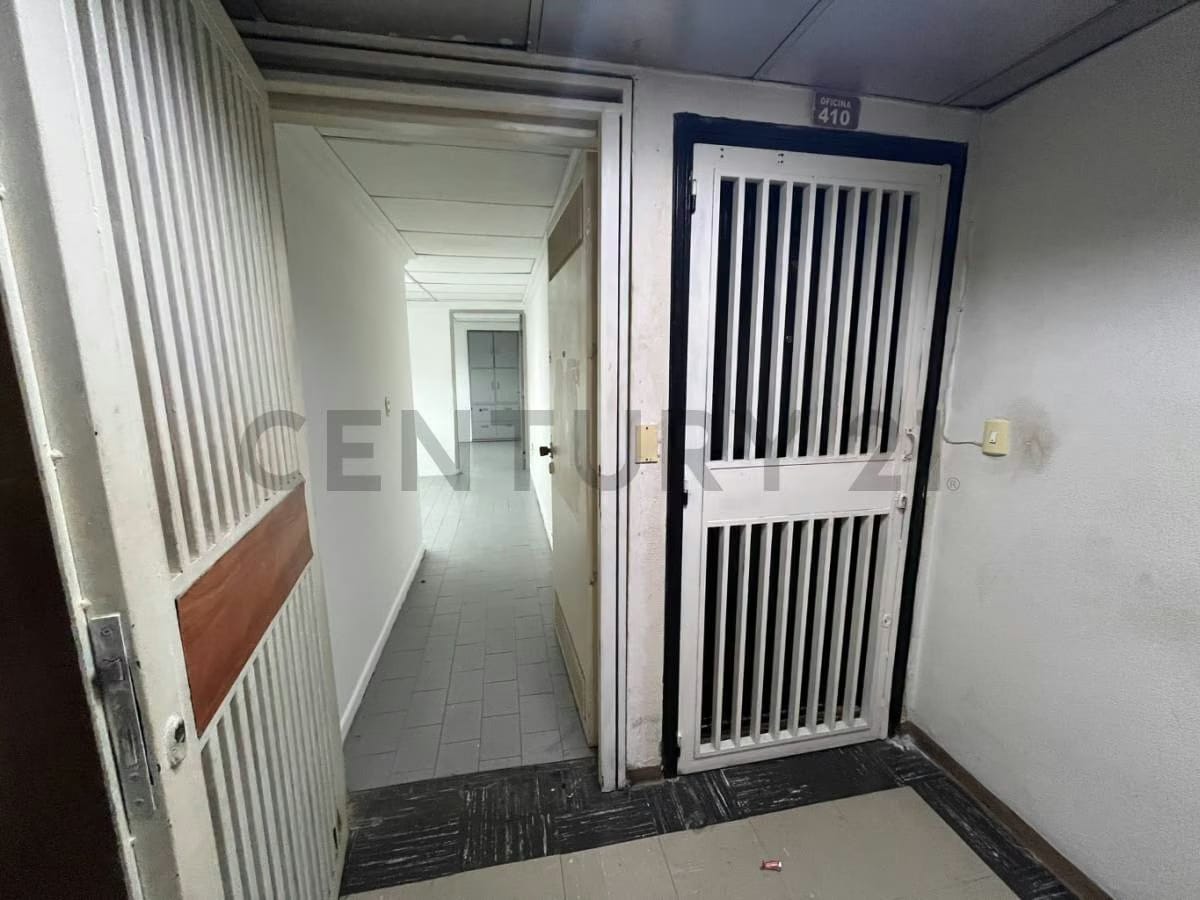 Oficina de 132 m² en Centro Parque Carabobo con acceso directo al metro - 2