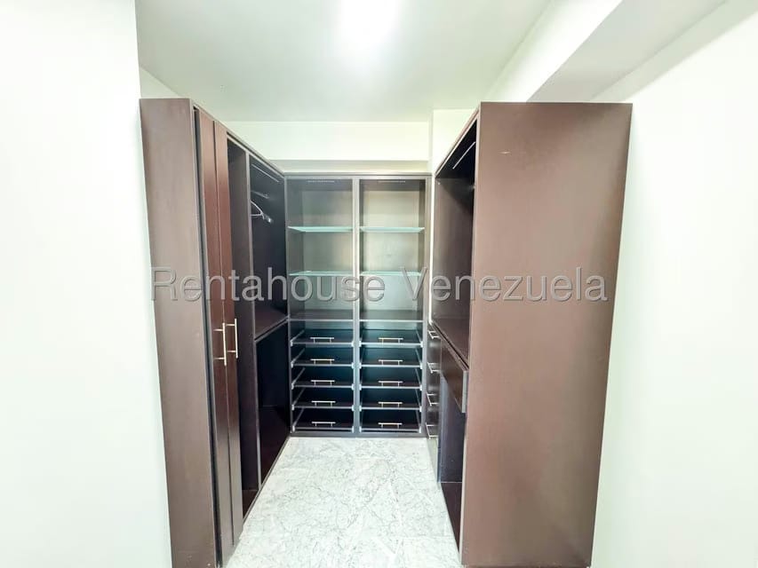 Apartamento (1 Nivel) en Alquiler en El Rosal, Distrito Metropolitano - 36