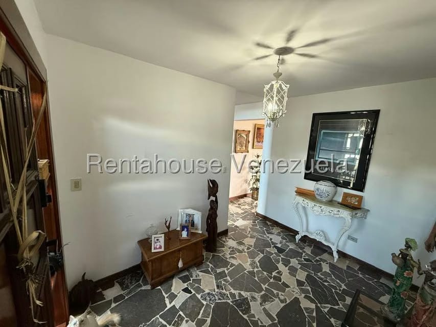 Casa (Multipes Niveles) en Venta en Cumbres de Curumo, Distrito Metropolitano - 3