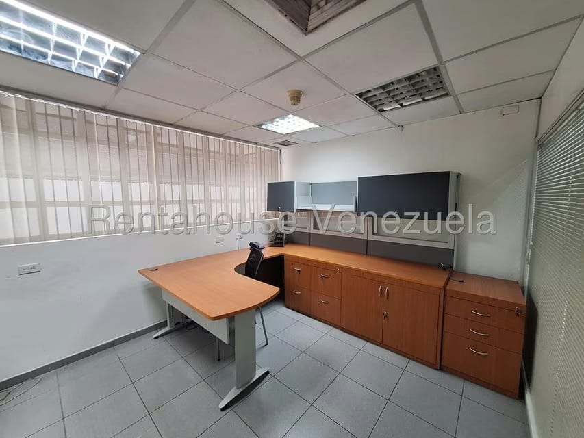Comercial (Local Comercial) en Alquiler en Los Dos Caminos, Distrito Metropolitano - 11