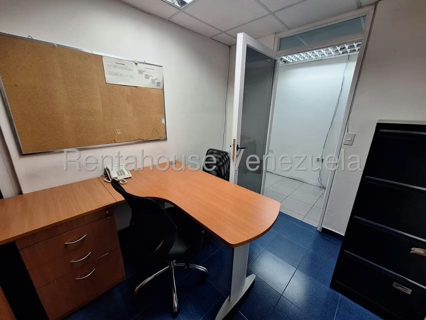Comercial (Local Comercial) en Alquiler en Los Dos Caminos, Distrito Metropolitano - 13