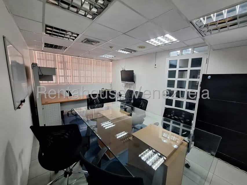 Comercial (Local Comercial) en Alquiler en Los Dos Caminos, Distrito Metropolitano - 16