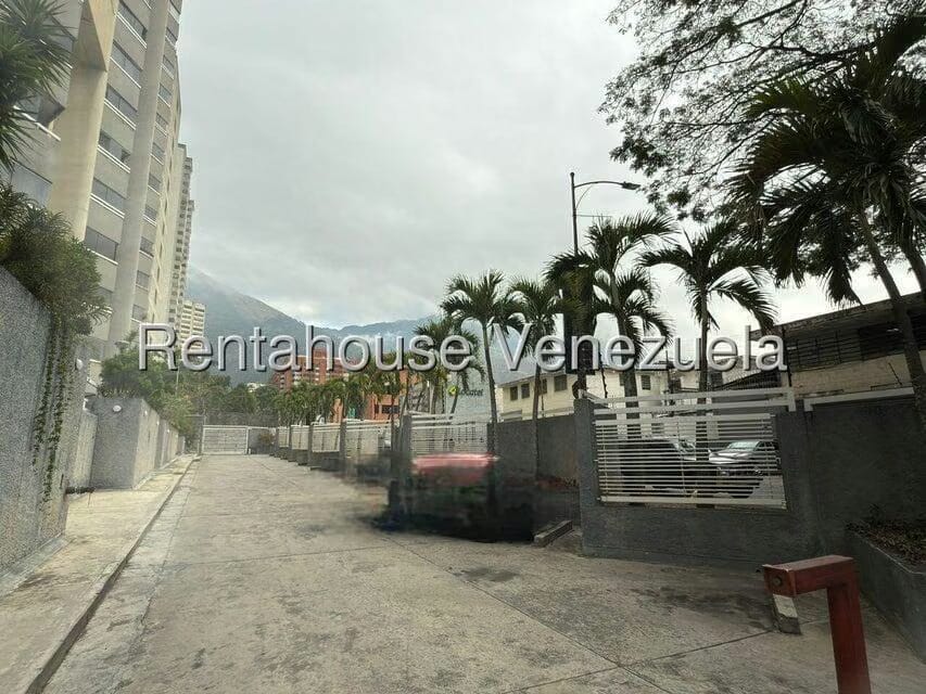 Comercial (Local Comercial) en Alquiler en Los Dos Caminos, Distrito Metropolitano - 17