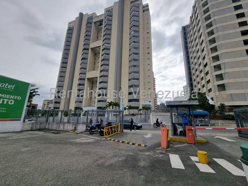 Comercial (Local Comercial) en Alquiler en Los Dos Caminos, Distrito Metropolitano - 18