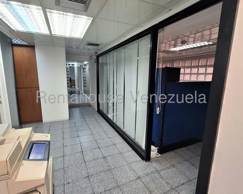 Comercial (Local Comercial) en Alquiler en Los Dos Caminos, Distrito Metropolitano - 4