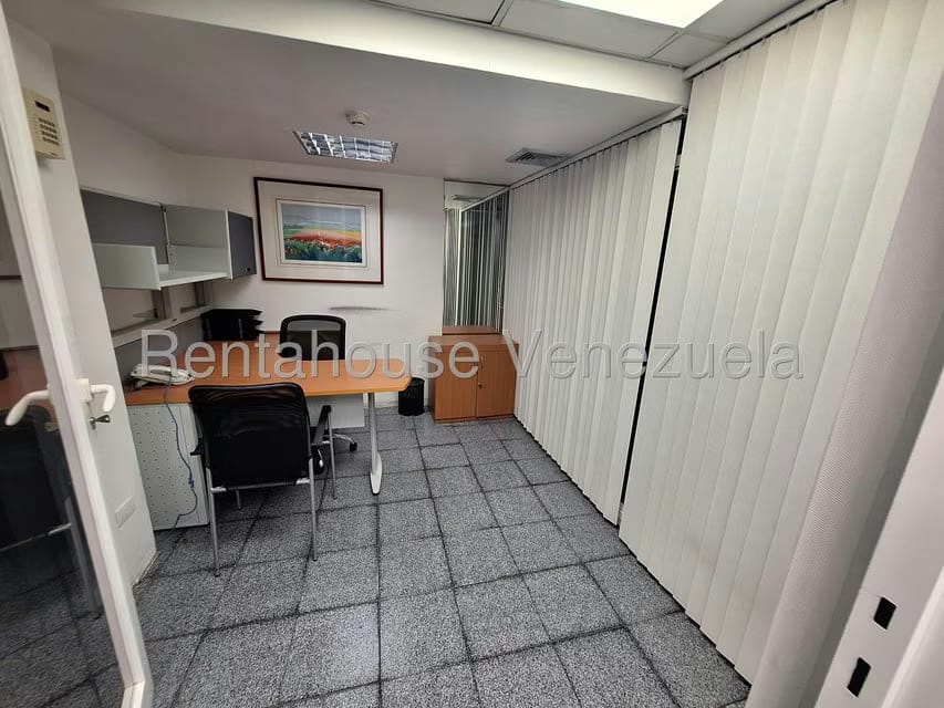 Comercial (Local Comercial) en Alquiler en Los Dos Caminos, Distrito Metropolitano - 5