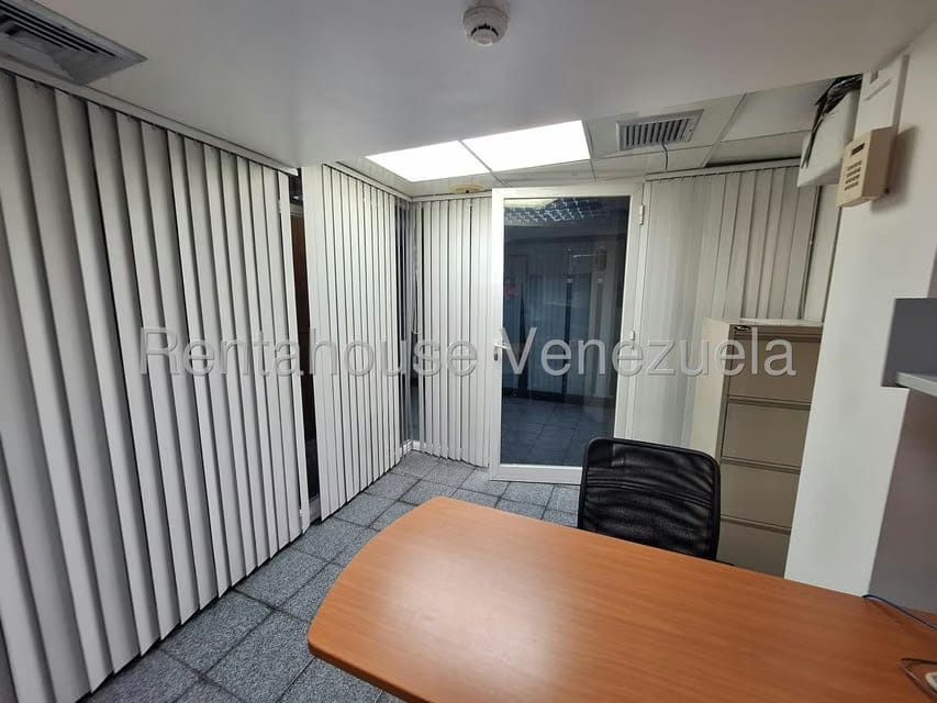 Comercial (Local Comercial) en Alquiler en Los Dos Caminos, Distrito Metropolitano - 6