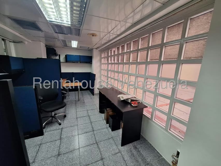 Comercial (Local Comercial) en Alquiler en Los Dos Caminos, Distrito Metropolitano - 8