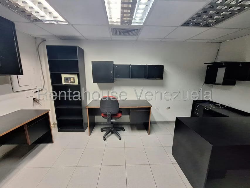 Comercial (Local Comercial) en Alquiler en Los Dos Caminos, Distrito Metropolitano - 10
