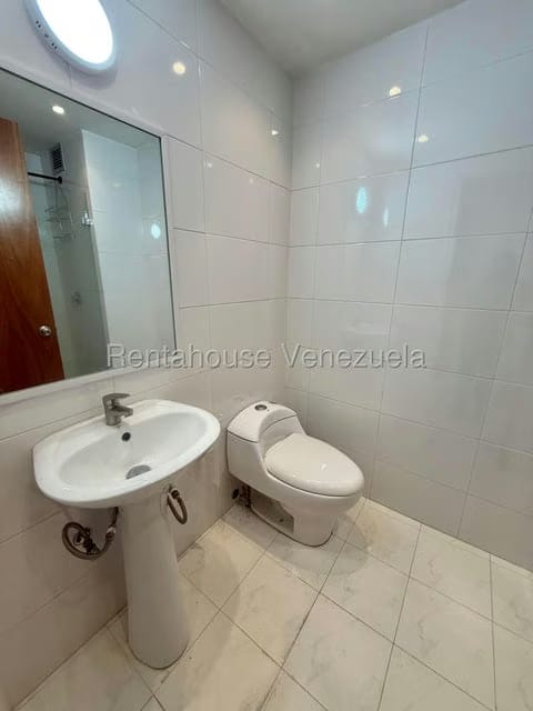 Apartamento (1 Nivel) en Alquiler en Escampadero, Distrito Metropolitano - 18