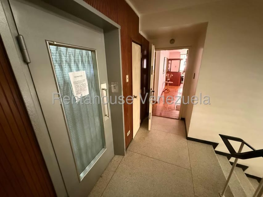 Apartamento (1 Nivel) en Alquiler en Los Palos Grandes, Distrito Metropolitano - 2