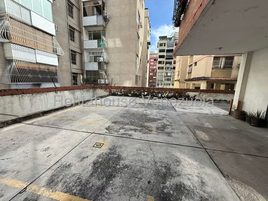 Apartamento (1 Nivel) en Alquiler en Los Palos Grandes, Distrito Metropolitano - 15