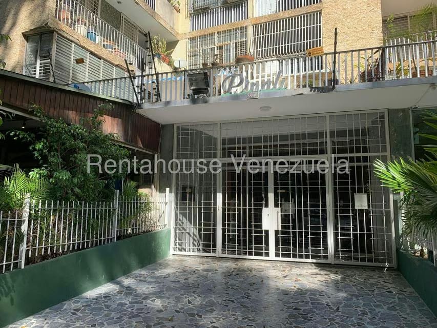 Apartamento (1 Nivel) en Alquiler en Los Palos Grandes, Distrito Metropolitano - 2