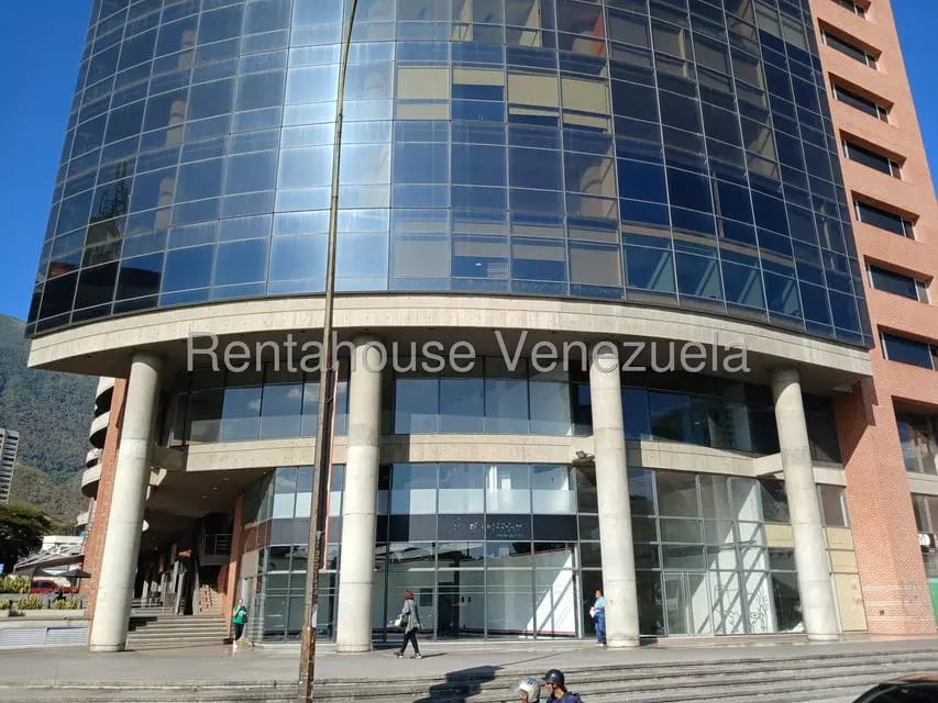 Comercial (Local Comercial) en Alquiler en Los Dos Caminos, Distrito Metropolitano - 2