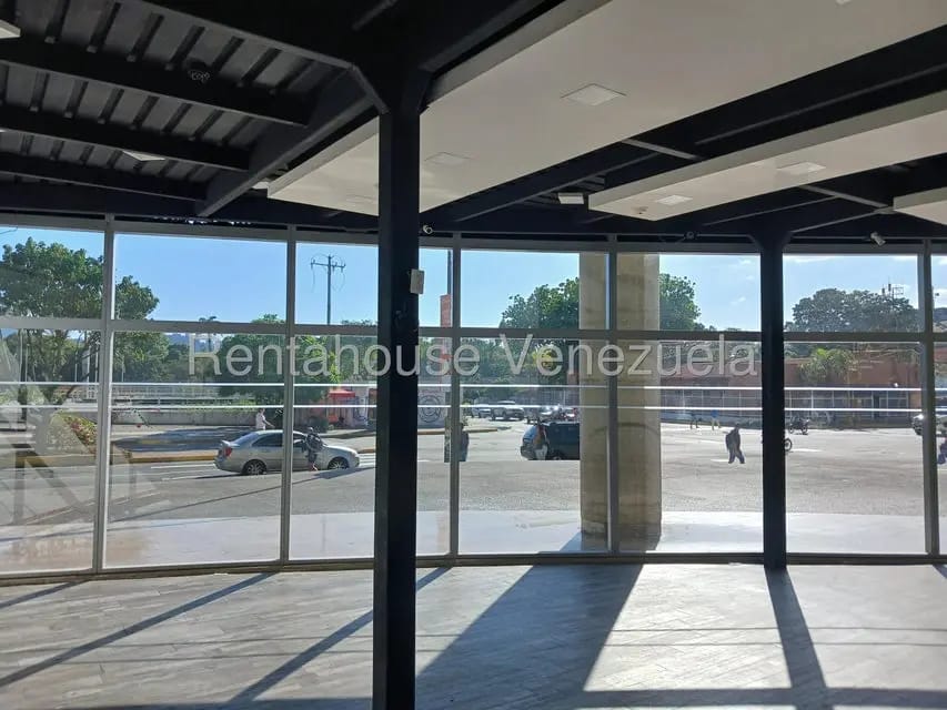 Comercial (Local Comercial) en Alquiler en Los Dos Caminos, Distrito Metropolitano - 12