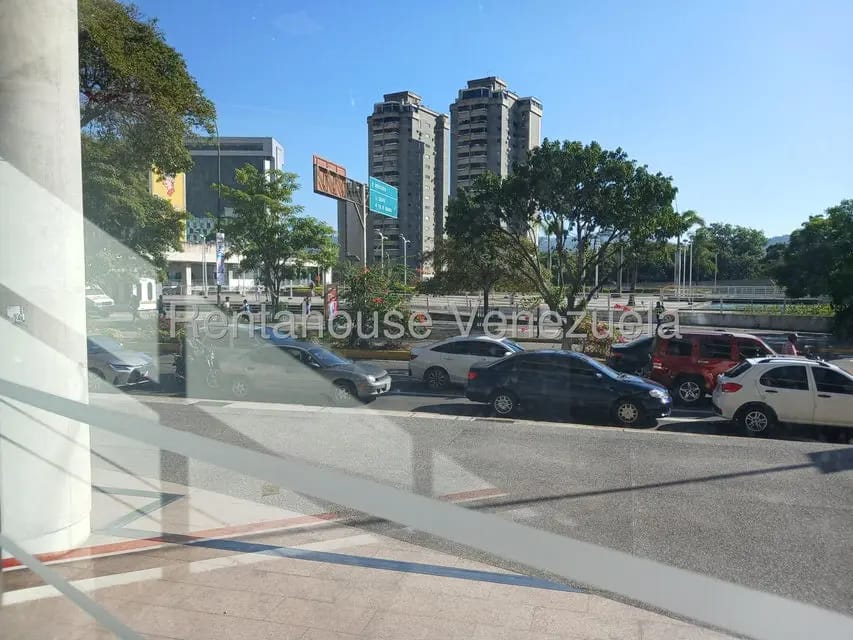 Comercial (Local Comercial) en Alquiler en Los Dos Caminos, Distrito Metropolitano - 18