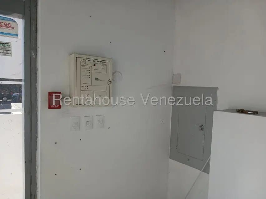 Comercial (Local Comercial) en Alquiler en Los Dos Caminos, Distrito Metropolitano - 19