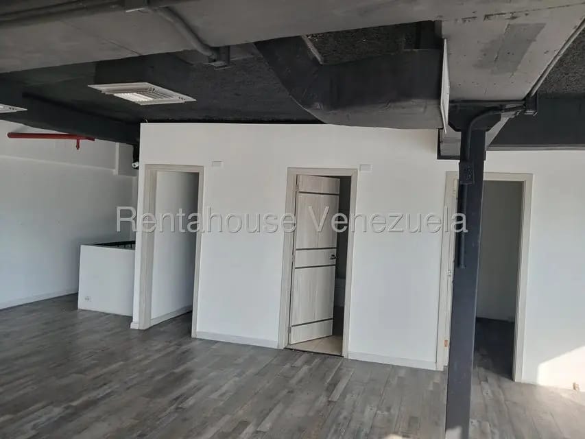 Comercial (Local Comercial) en Alquiler en Los Dos Caminos, Distrito Metropolitano - 26