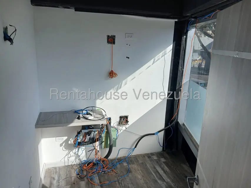 Comercial (Local Comercial) en Alquiler en Los Dos Caminos, Distrito Metropolitano - 28